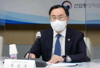 "에너지업계 가격 안정 앞장서야"…당부 나선 문승욱 장관
