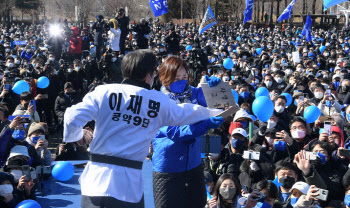 '코로나 위기' 송판 격파한 이재명 "3월10일 과잉방역 중단"