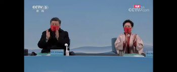 베이징동계올림픽 폐막…'빨간 마스크' 시진핑 선수들 향해 박수