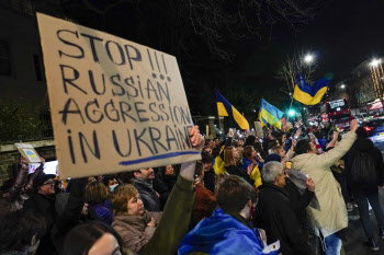 정부, 러시아 경제제재 동참…文 “우크라이나 독립 보장해야”(종합)