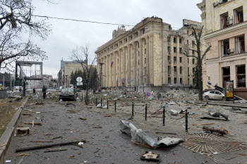 러, 우크라 침공 일주일…‘민간인 폭격’ 공격 강도 높여