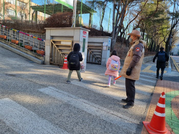 새학기 첫날…아이들은 ‘꺄르르’ 학부모·교사는 ‘조마조마’