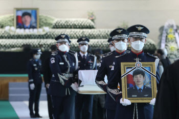 공군 조종사 목숨 앗아간 노후 전투기…엔진 부품에 구멍