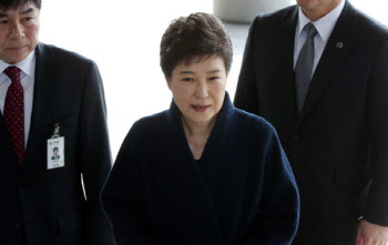 박근혜, '남색' 코트로 이재명 지지?..."영치물품 중 하나"