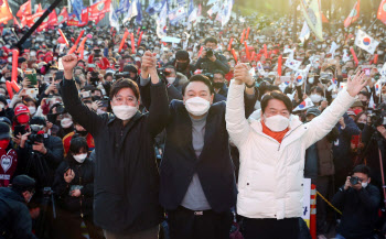 윤석열에 '빵 터진' 안철수…이준석과는 냉랭