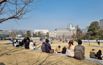 본격 대면 강의에 기대감…개강에 미소짓는 '대학가 상권'