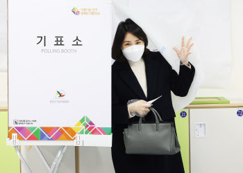 이재명 부인 김혜경도 투표…지지자 응원에 목례