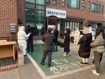 ‘비호감에 투표율저조’ 전망 틀려…투표소마다 ‘북적북적’(종합)