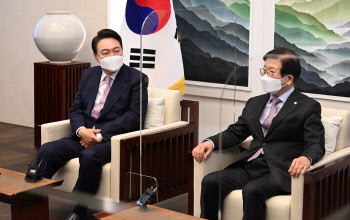 윤석열, 박병석 국회의장 만나 “의회 민주주의 존중할 것”