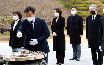 `윤호중 비대위`첫 공식 일정 현충원 참배…"반성하고 쇄신하겠다"