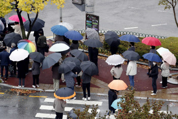 간만에 시원하게 내리는 '봄비'…강원 등엔 많은 눈