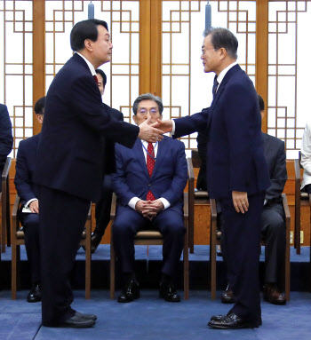 문 대통령·윤 당선인 회동 실무 협상 재개…"상호 신뢰 바탕"(상보)