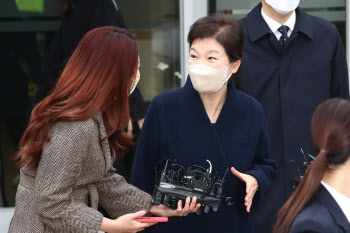 (영상)4개월여만에 퇴원한 박근혜…현충원 참배 후 대구行