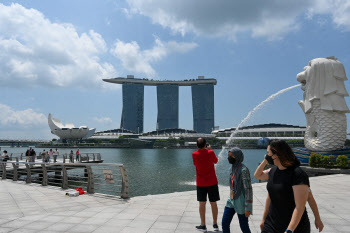 막바지 방역 쏠린 시선 ‘홍콩 규제 VS 싱가포르 완화’[클릭, 글로벌 제약·바이오]