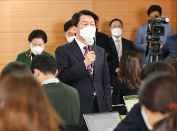 안철수 "거리두기 완화 잘못…확진자 감소세 확실해야"