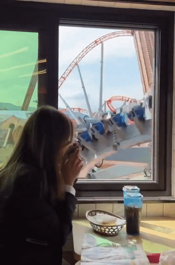 (영상)창문에 닿을 듯한 놀이기구…이런 '비명 맛집' 봤니?