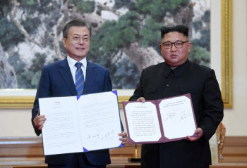 남북 친서교환, 文 “한반도 운명 바꿀 한걸음” 金 “역사적 선언”