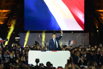 프랑스는 마크롱을 택했다…20년만에 첫 재선 대통령