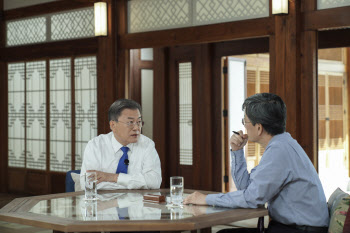 "여가부 폐지·용산 이전 잘못"…尹 직격한 文대통령