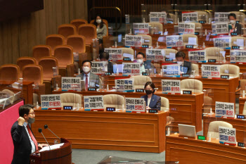 권성동 '울산 사건' 언급…황운하 "없는 죄로 재판 중, 잔인함에 분노"