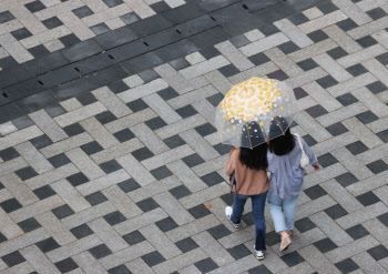 "우산 잘 챙기세요"…강풍 동반 전국 비 소식