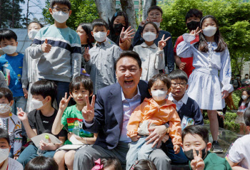 윤석열 "아이들이 마음껏 꿈꾸고 뛰어놀 나라 만들겠다"