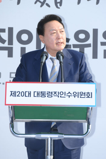 180m 도보 이동·돌출무대 취임사…尹 취임식 `국민 소통` 방점