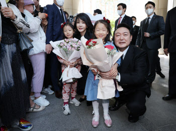 윤석열 대통령, 자택 떠나며 '검은 투피스' 김건희 찾아 두리번