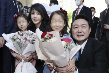 김건희 여사 등장, 황교익 "옷 구매처·가격 아직 안나왔나"