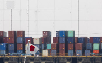 일본, 러 원유 금수한다면서…“사할린 사업 유지는 모순”