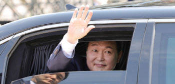 윤석열 대통령, 첫 차량은?…마이바흐·에쿠스 번갈아 탔다