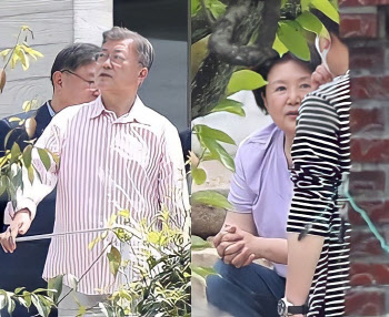 ‘분홍 셔츠’ 문재인, ‘연보라 티셔츠’ 김정숙… 양산에서의 하루는