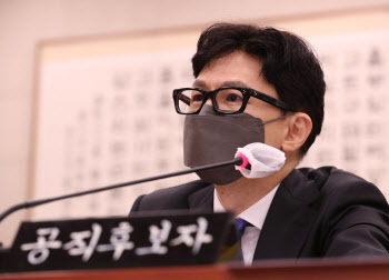 한동훈, 민주당 맹폭에도 '직진'…文정권 비리 수사 활기 띨 듯