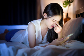 어두운 곳에선 스마트폰 보지마세요... 녹내장 위험 높아져요