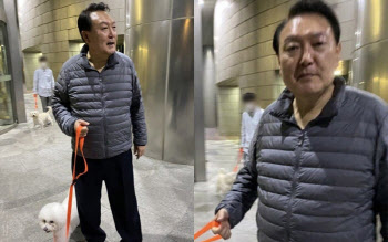 반려견 산책하는 윤 대통령…김어준은 "비선 라인이 진행?"