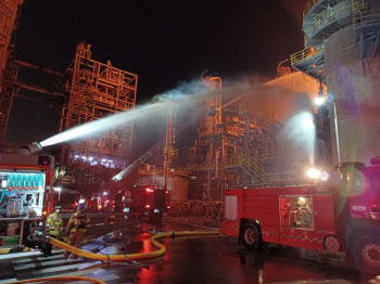 울산 에쓰오일 공장서 폭발 화재 사고…1명 사망·9명 중경상(재종합)