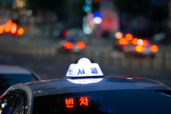 툭하면 택시기사 폭행 ·시민 위협… 법정서 징역 3년형 선고