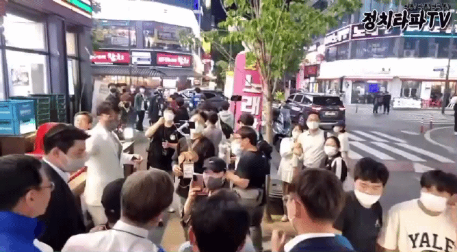 (영상)이재명, 시민이 던진 `철제그릇` 피습…"큰 부상 없어"