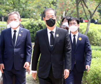 `당정청` 대신 `여야정` 외친 한덕수…盧 추도식까지 `협치` 행보