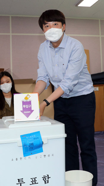 인천 계양에서 사전투표한 이준석…"이재명 출마 명분 없다"
