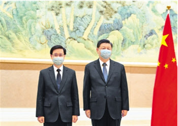 존 리 당선인 만난 시진핑 “홍콩 안정 되찾았다…일국양제 성공”
