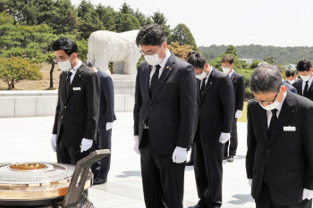 윤태식 관세청장, 현충일 앞두고 국립현충원 참배