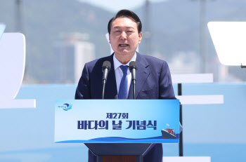 `지선 D-1` 부산 간 尹…자갈치시장 돌고 엑스포 부지 점검