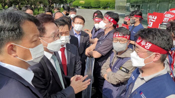 강석훈 산업은행 회장 첫 출근길, “지방이전 맞나” vs “일하러 왔다”