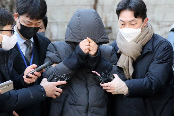 ‘한탕주의 말로’…강동구청 공무원 징역10년·저축은행 직원 구속