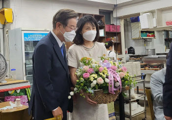 김혜경, 베이지 원피스 입고 꽃바구니 들었다… 석달 만에 ‘포착’