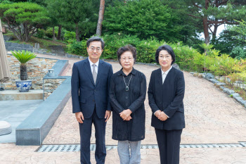 "사람사는 세상 경기도부터 만들겠다" 김동연, 노무현 전 대통령 묘역 참배