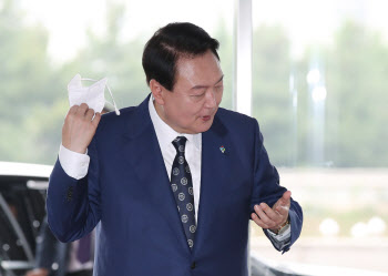 尹, 한국경제 '3高' 시달리자 금리부담 완화·임대차3법 개선 지시