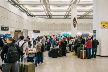 美 연휴 맞아 또 항공기 대란…5000편이상 결항