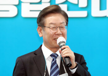 이재명 `전대 출마 여부`에 입 꾹…설훈 `불출마` 권유 관측